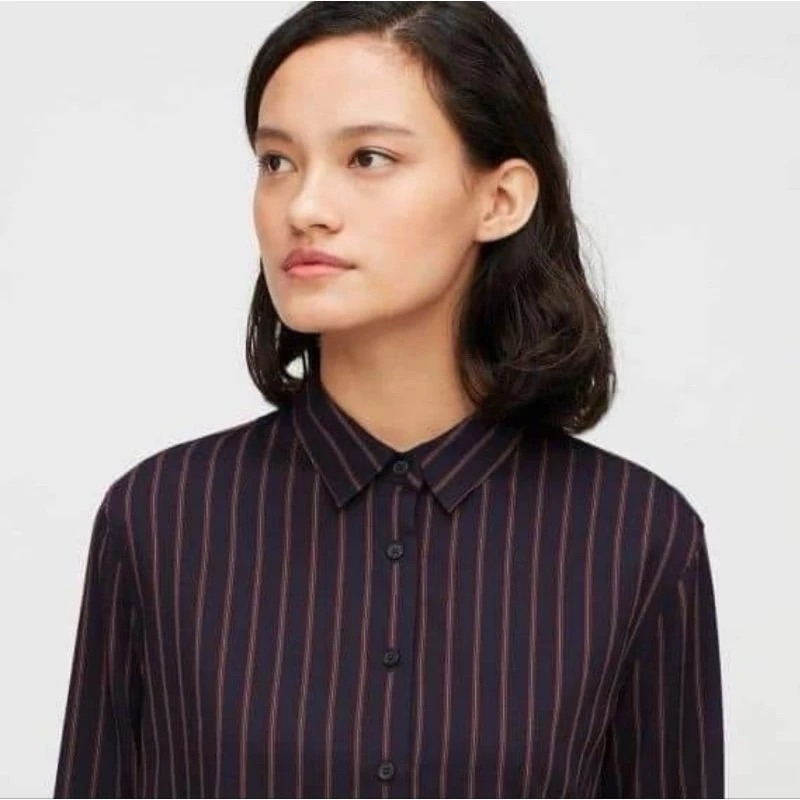 ST330 เสื้อเชิ้ตผ้าเรยอน UNIQLO สีกรมท่าลายริ้วไซส์ M อกผ้า38“ผ้านุ่มใส่สบาย