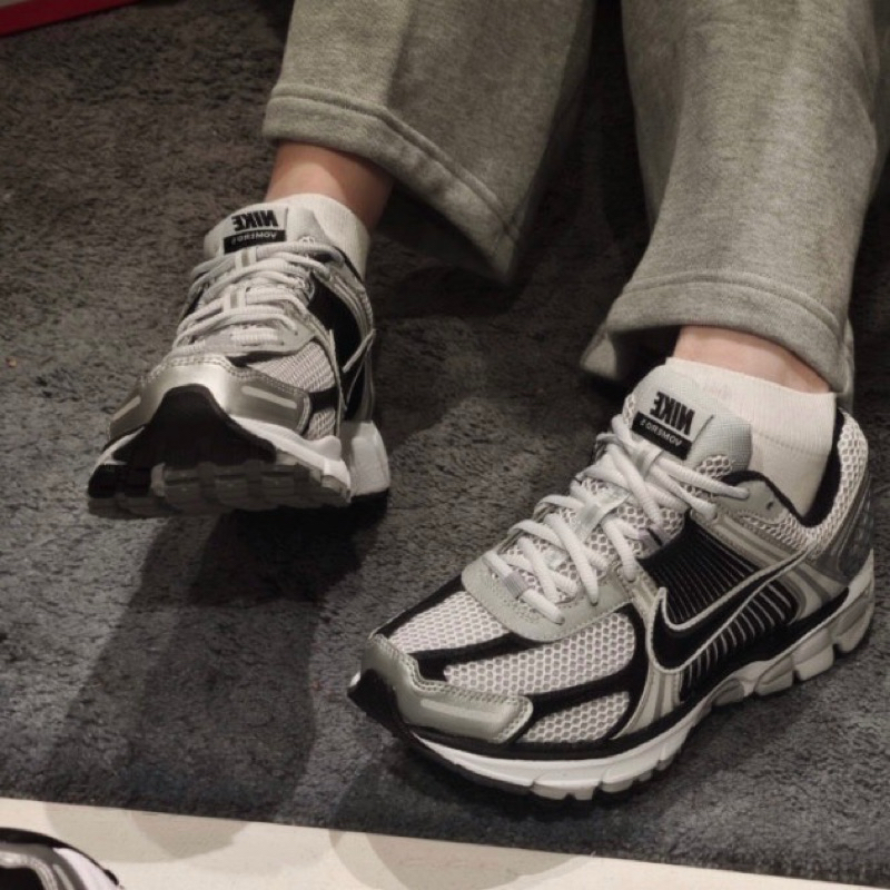 Nike Zoom Vomero 5 Metallic Silver Black แท้ 100%