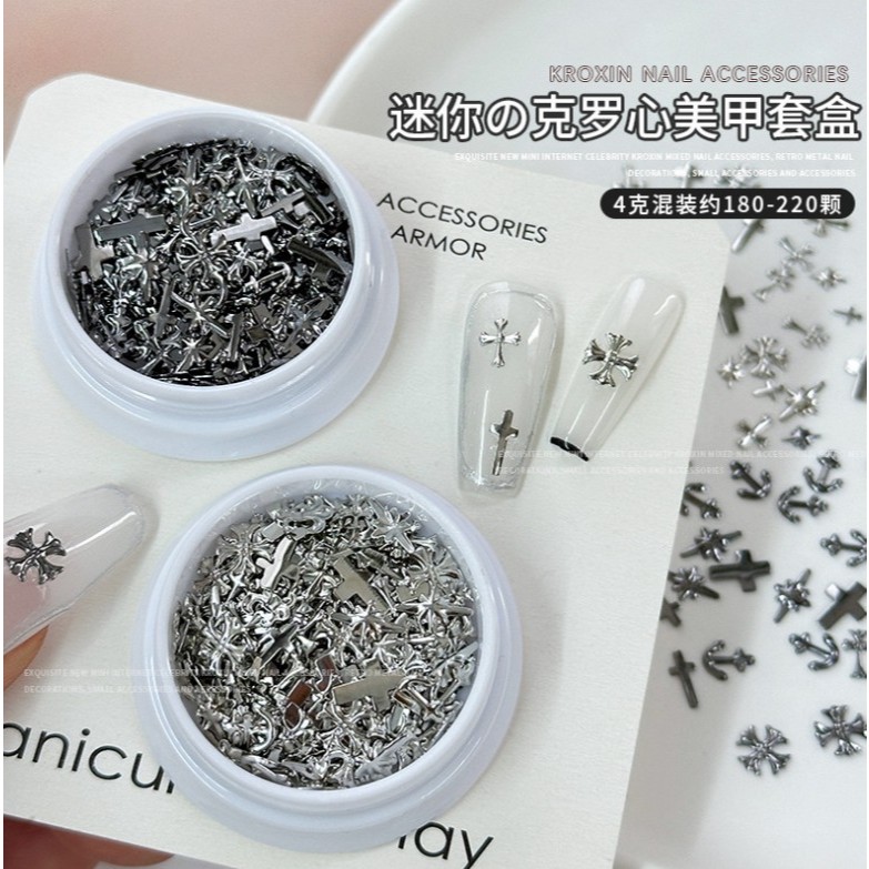 ตลับกลม อะไหล่กางเขนติดเล็บ ประดับเล็บสไตล์ Chrome Hearts ขนาดมินิ  สีเงินและสีดำ คละแบบ จำนวนอ่านในรายละเอียด - รูปที่ 4