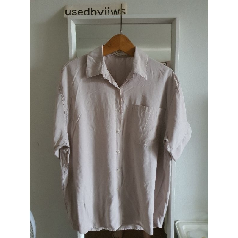 🥟ส่งต่อ🥟wanwan clothing เสื้อเชิ้ตแขนสั้น สีครีม ผ้าดีมาก ใส่สบาย ด้านหน้ามีกระเป๋าเสื้อ ด้านหลังมีด