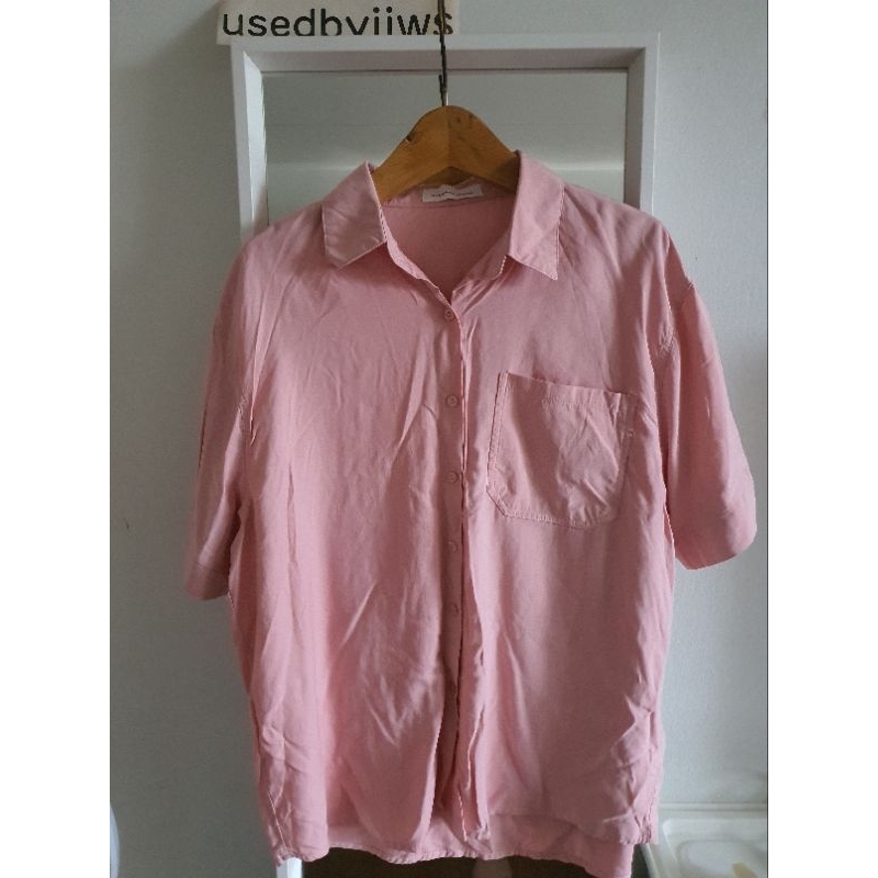 🌸ส่งต่อ🌸 wanwan clothing เสื้อเชิ้ตแขนสั้น สีชมพู ผ้าดีมาก ใส่สบาย ด้านหน้ามีกระเป๋าเสื้อ ด้านหลังมี