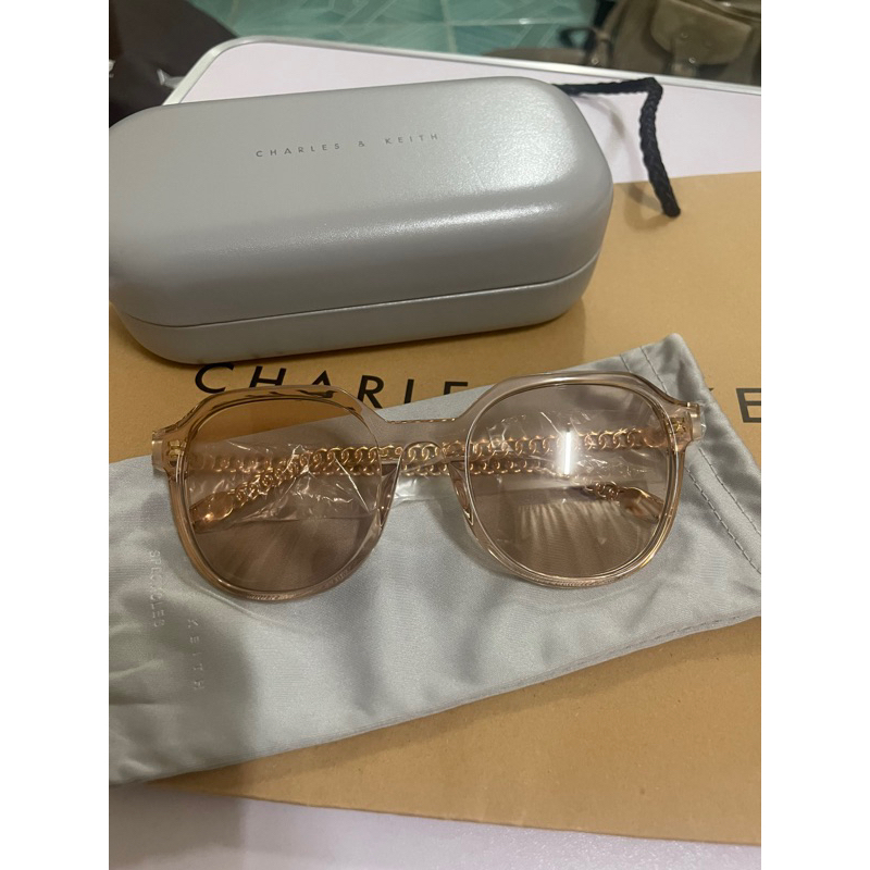 แว่นตากันแดด Charles & Keith Pink
