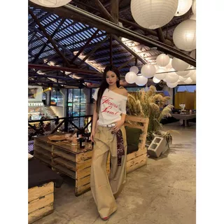 เสื้อยืดผู้หญิง เสื้อปาดไหล่ แขนสั้น เสือใส่สบาย โอเวอร์ไซส์ เสื้อเเขนสั้นผู้หญิง ผ้านิ่ม เข้ากับทุกสไตล์ได้ สไตล์วินเทจ