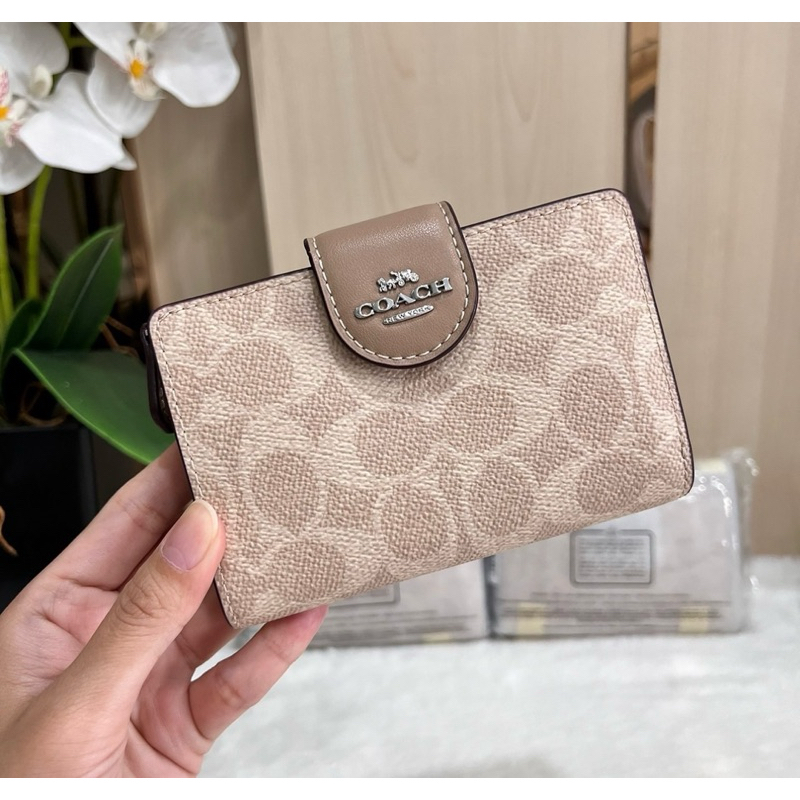 พร้อมส่งที่ไทย รุ่นใหม่ #Coach แท้100% (กรุณาทักแชทก่อนสั่งซื้อ) ปล. ราคาปรับขึ้น-ลง ตามShop Coach อเมริกา