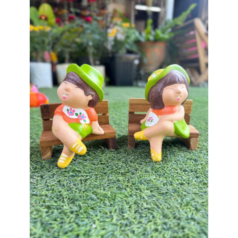 ตุ๊กตาแต่งสวนเซรามิก คู่เด็กหญิงเด็กชายท่านั่งเก้าอี้ ขอบอ่าง