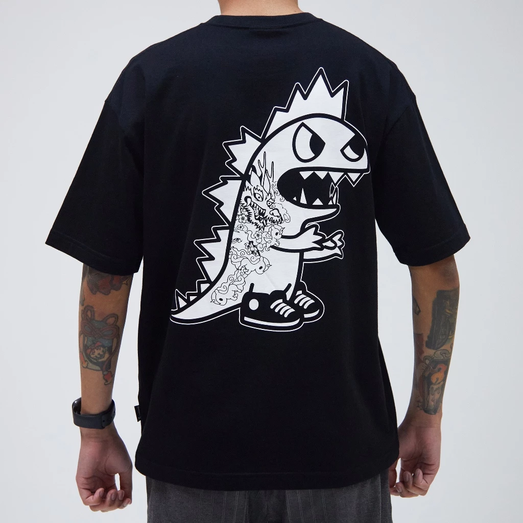 TOKIDOKI เสื้อยืดใส่ได้ทั้งชายและหญิง BOLD DRAGON KAIJU S/S TEE 2025