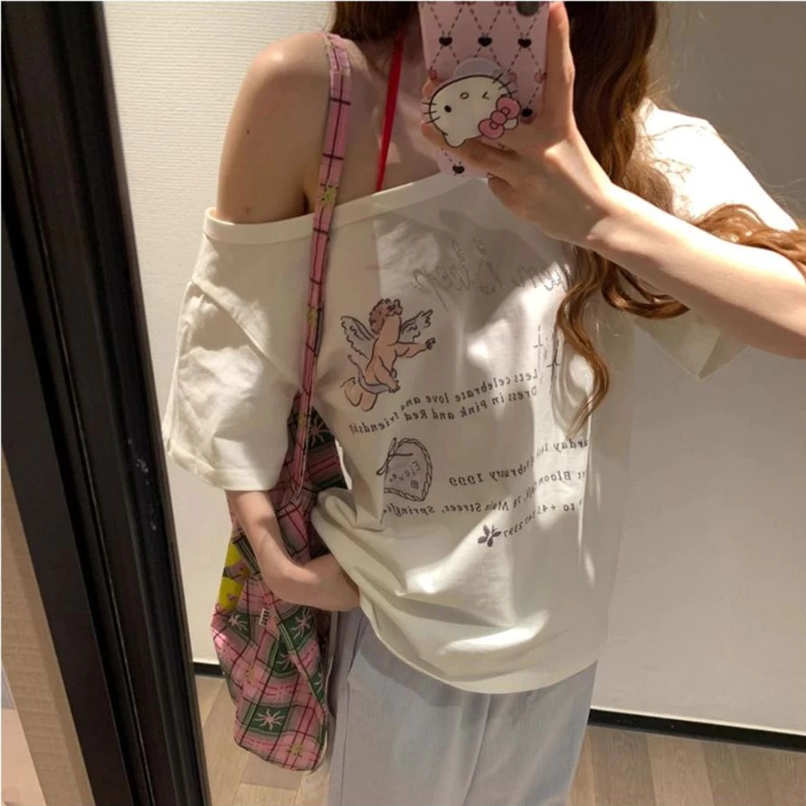 เสื้อยืดโอเวอร์ไซส์เกาหลีน่ารักๆ สีขาว เสื้อปาดไหล่สาวอวบใส่ได้ เสื้อยืดสวยๆผู้หญิงที่กําลังฮิต สตรีทกําลังฮิตปิดไหล่XXL