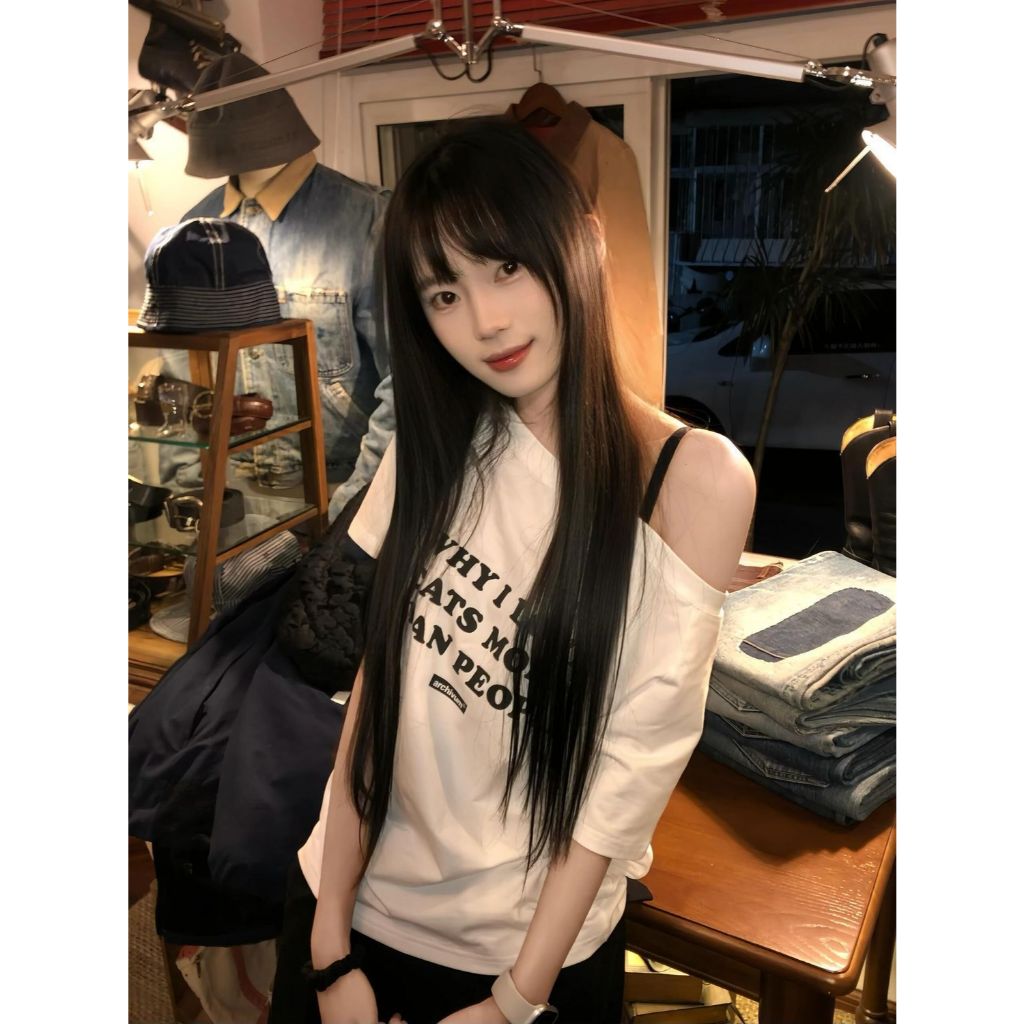 เสื้อยืดผู้หญิง ปาดไหล่ได้ สายเกาหลี ทรงหลวม ใส่ชิคๆ สวมใส่สบาย สีขาว สไตล์อเมริกัน cintage คอกว้าง เสื้อยืดสวยๆผู้หญิง