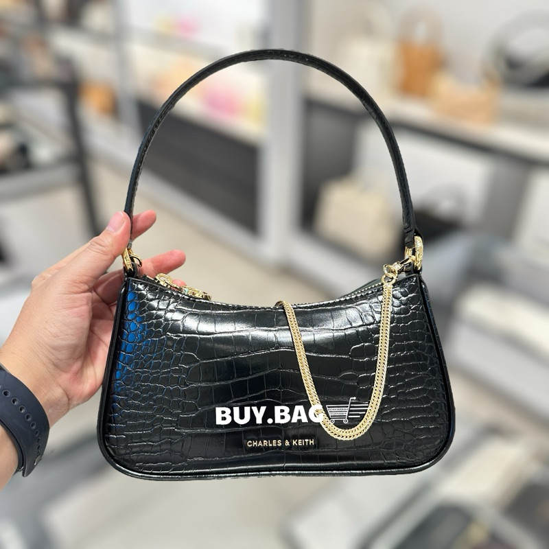CHARLES & KEITH ( ใช้โค้ดลด30%ร้านโค้ดคุ้ม ) CK2-80151362-A กระเป๋าสะพายไหล่ดีไซน์ทรงโค้ง