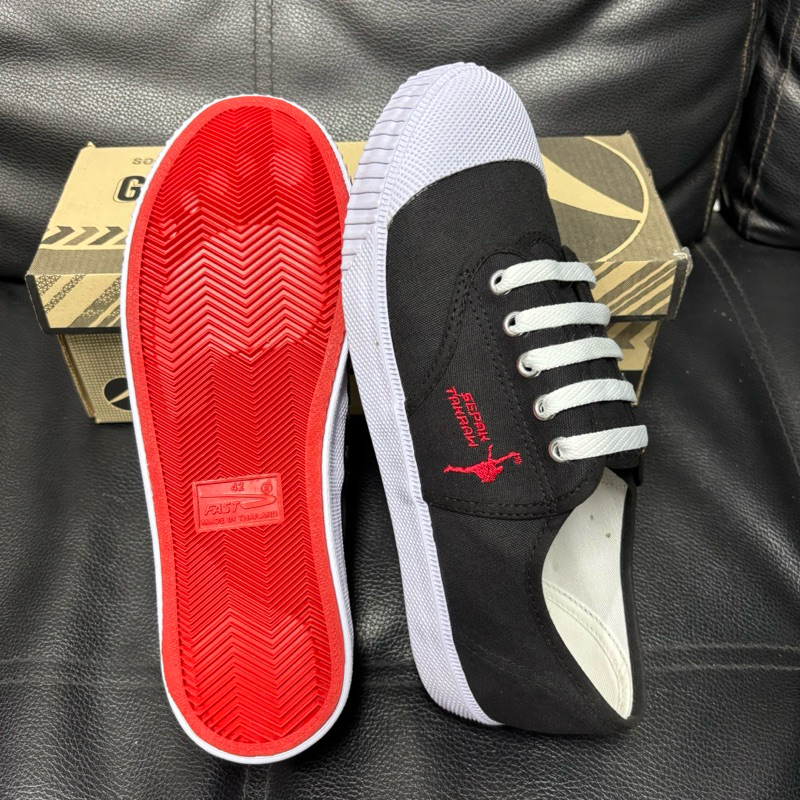 รองเท้า ตะกร้อ takraw shoes Limited ไซส์ 38-44 พร้อมจัดส่ง