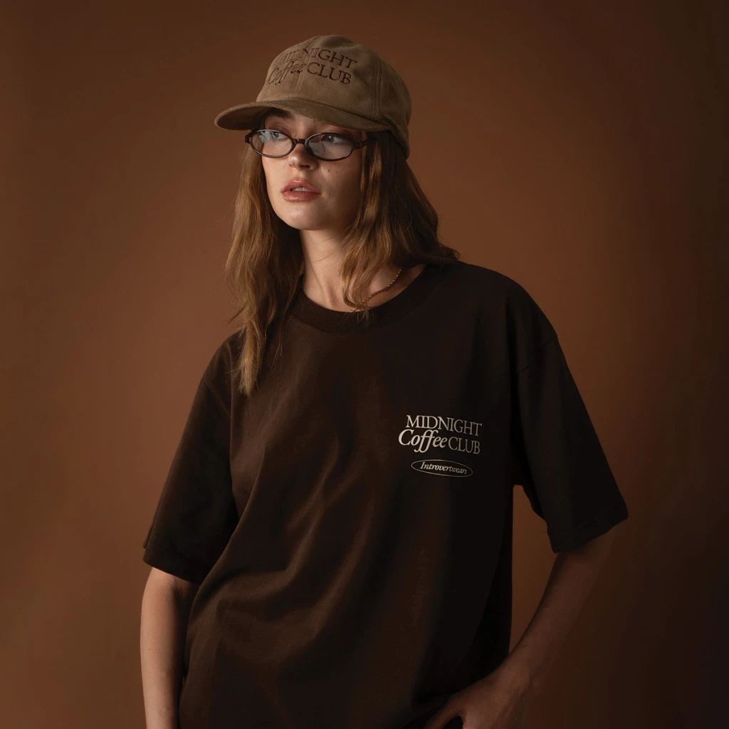introvertwears | Midnight Coffee Club (4 colors) เสื้อยืดแขนสั้น คอกลม ผ้านุ่มพิเศษ