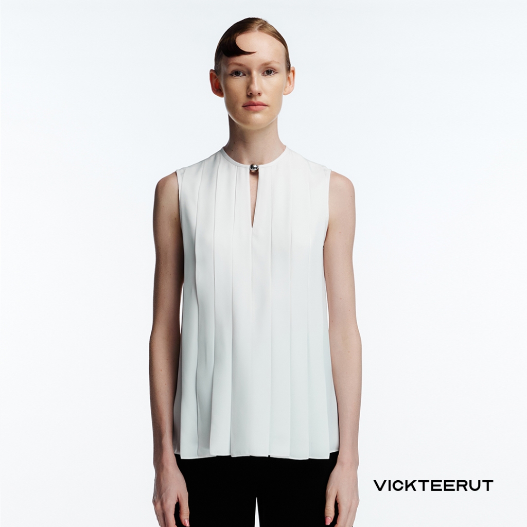 VICKTEERUT Sleeveless Tuck Pleat Blouse เสื้อแขนกุด ตีเกล็ด ตกแต่งลูกบอลเมทัลลิค