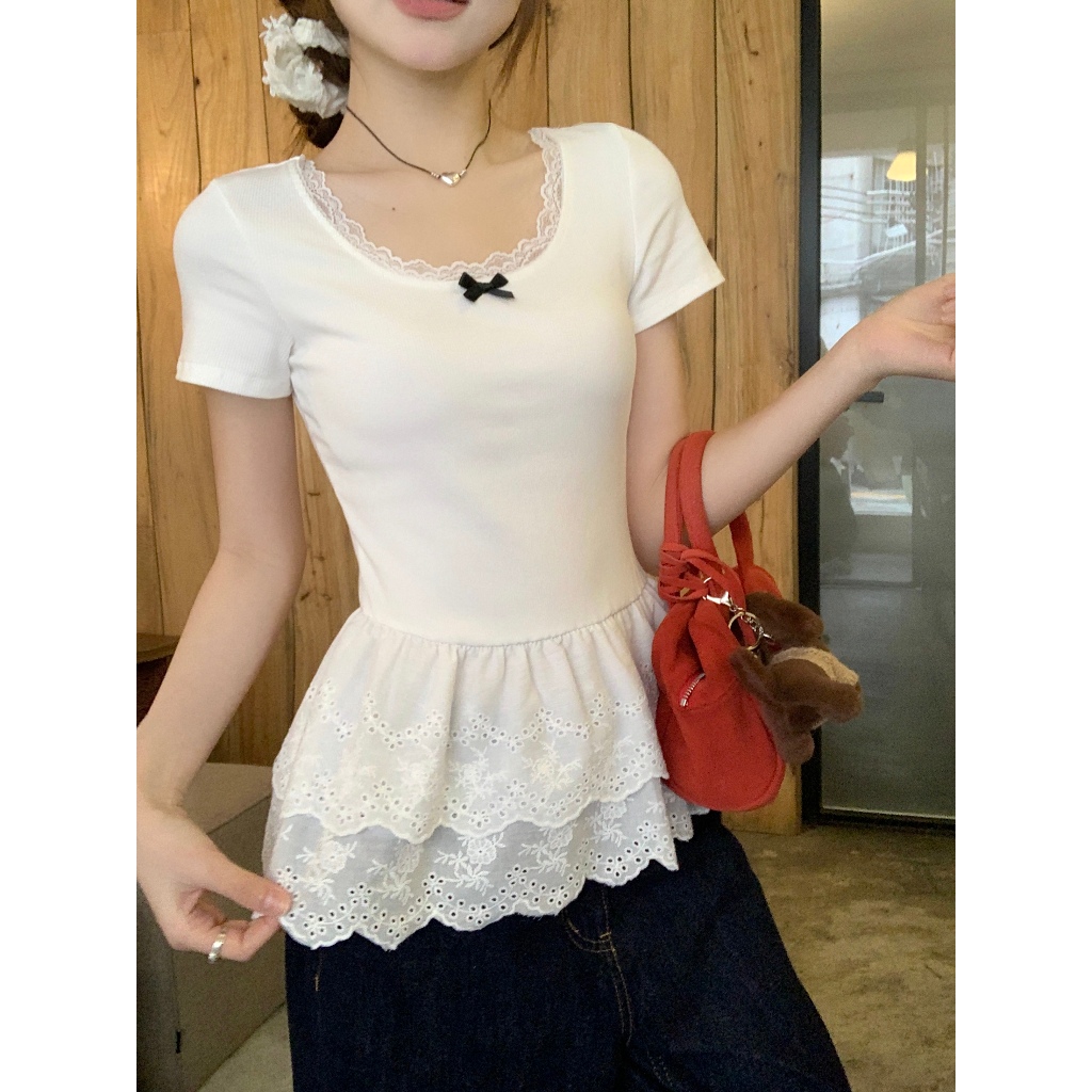 เสื้อยืดผู้หญิง เสื้อเเขนสั้น ทรงเข้ารูป เเต่งชายลูกไม้ มีโบว์เเต่งที่อก #1502312