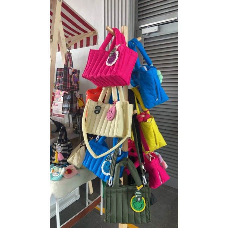 กระเป๋าผ้ากันน้ำ พร้อมตัวถักห้อยกระเป๋ ทรงกล่องอยู่ทรง  สีสรรสดใส  ใช้งานทนทาน พร้อมสายสะพายยาว
