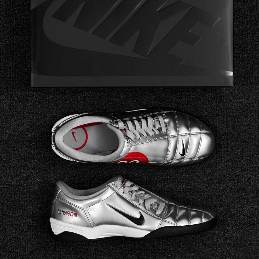 NIKE TOTAL 90 III รองเท้าฟุตบอลกันลื่นและทนต่อการสึกหรอสีเงินผู้ชาย hj9351-002