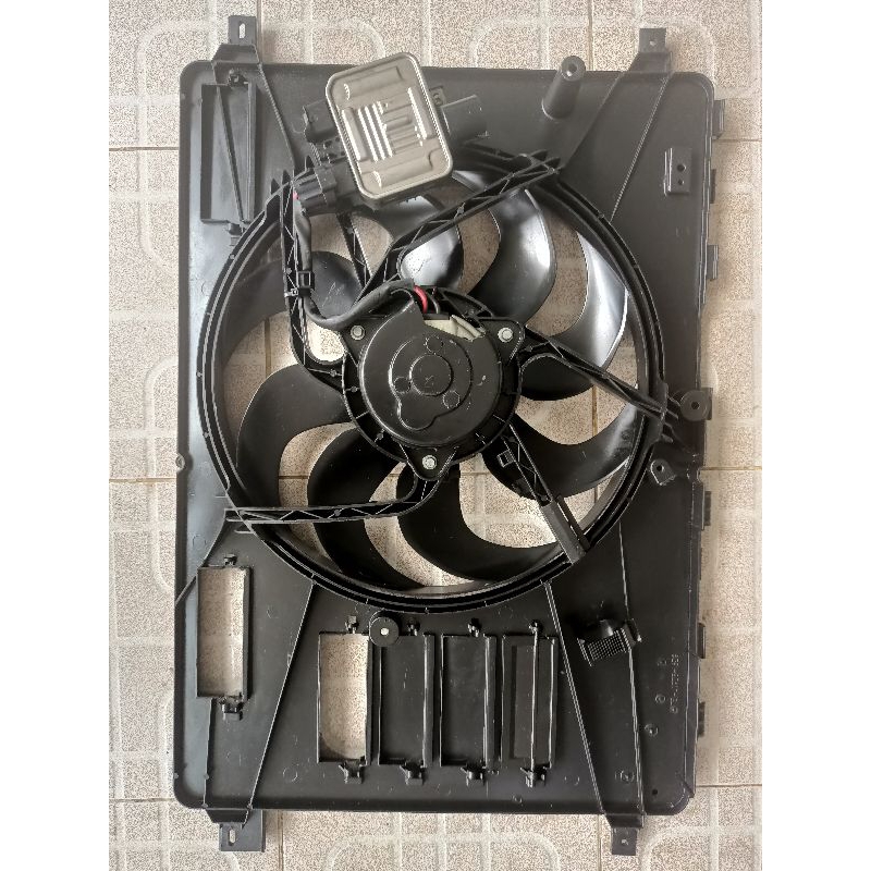 พัดลมหม้อน้ำ volvo s60 v60 cx60 s80 ขายตามสภาพโคลงมีตำหนิตามรูปไม่มีผลต่อการใช้งานของแท้มือสองญี่ปุ่