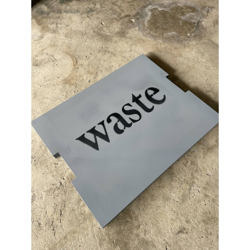 ฝาบ่อพัก สีดำด้าน พร้อมตัวอักษร waste ใช้เป็นเฟอร์นิเจอร์ เท่ห์ๆ ทนทาน แข็งแรง สั่งทำตามไซส์ที่ต้องการได้