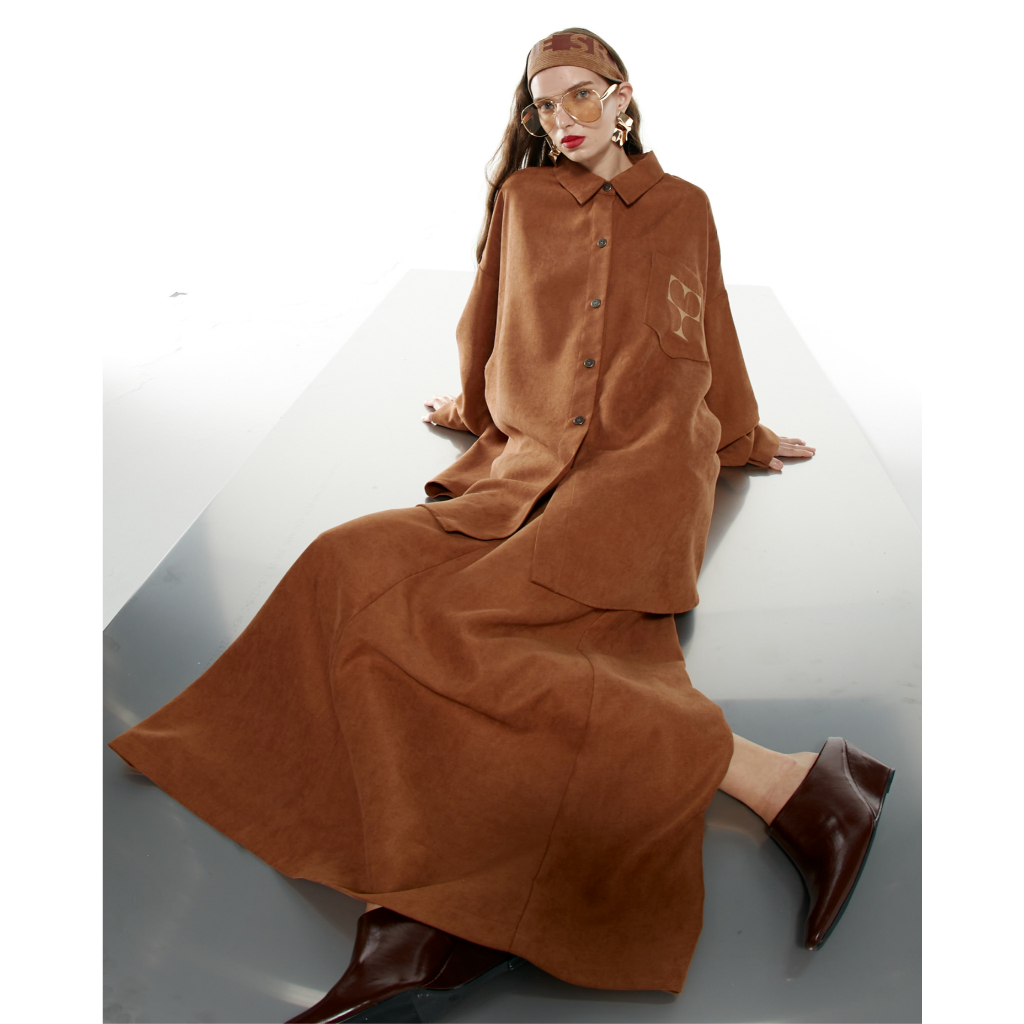 The SRT X15 (TSK260) Velvet Maxi Skirt กระโปรงยาวทรงเอผ้ากำมะหยี่ ซิปหน้า มีกระเป๋าข้างทั้ง 2 ข้าง กระเป๋าหลังปักโลโก้แบ