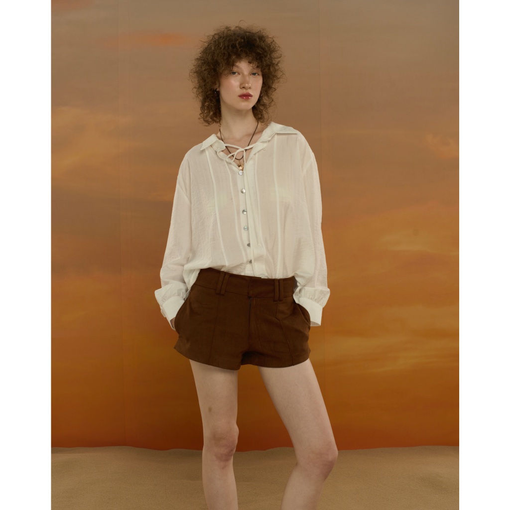STUDIO UNKNOWN – Kay Suede Shorts กางเกงขาสั้นเอวต่ำตกแต่งเกล็ดหน้า ราคา ถูกที่สุด ดีลบีเคเค แกลเลอรีภาพที่ 9