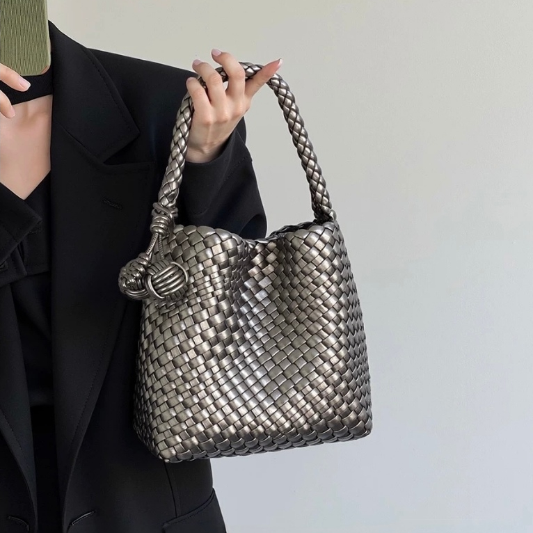 พร้อมส่งจากไทย กระเป๋าหนังสานแบบถือแต่งด้วยพวงเชอร์รี่ห้อยกระเป๋า S192 - รูปที่ 2