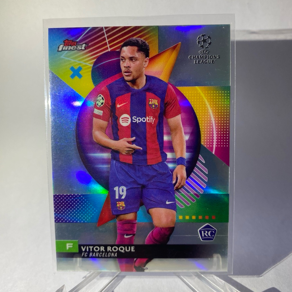การ์ดนักฟุตบอลสำหรับสะสม VITOR ROQUE, RC, (refractor) , TOPPS FINEST 2024