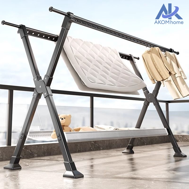 AKOM ราวตากผ้า พับได้ ราวแขวนเสื้อผ้า ราวตากผ้าอลูมิเนียม ปรับขนาดได้ พร้อมรูแขวนกันลม+ชั้นวางของ กันน้ำและกันสนิม
