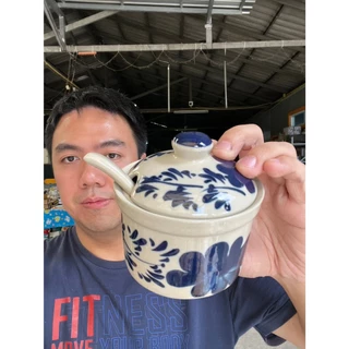 โถเครื่องปรุงลายดอกไม้สีครามL โถใส่เครื่องปรุงเซรามิค โถใส่น้ำปลาพริก รวมช้อน ขนาด4 นิ้ว (กว้าง 10 ซม. x สูง 10 ซม.)
