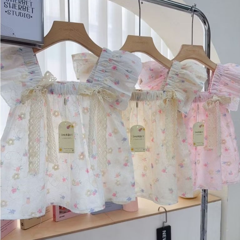 maybeshop🦋เสื้อคอเหลี่ยมแขนระบายผ้าลูกไม้ฉลุแต่งริ้บบิ้นลูกไม้ผ้าลายดอก