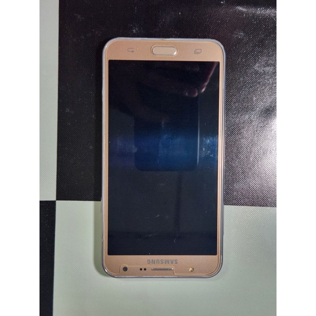 samsung galaxy j7 มือสองสภาพ80% ทุกอย่างใช้งานได้ปกติ มีสายชาร์ทให้
