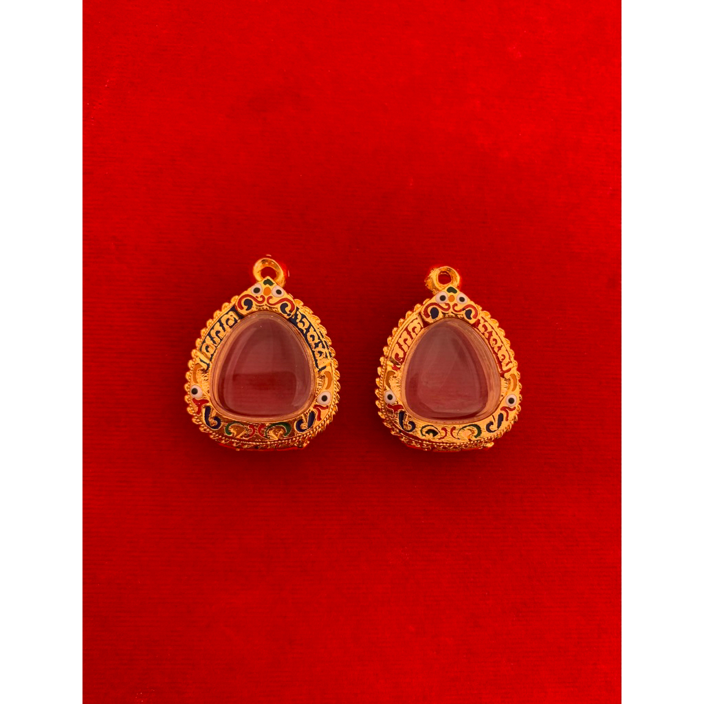 กรอบพร กรอบชุบทอง ลงยา ใส่พระปิดตาจิ๋ว ขนาดหน้าจอกระจก สูง 1.9 x กว้าง 1.8 cm (แถมฟรีห่วงกับยางรอง)