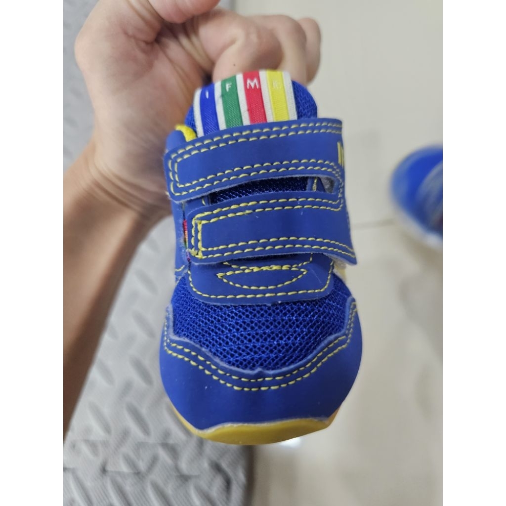รองเท้าเด็กมือสองIFME