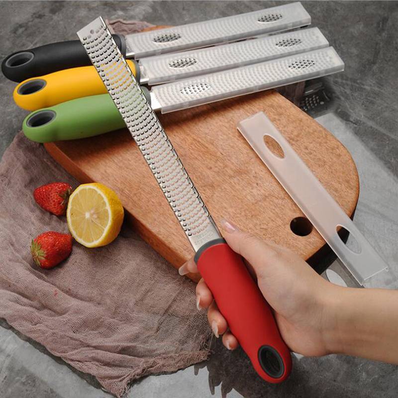 ที่ขูดผิวมะนาว ที่ขูดชีสสแตนเลส (Lemon Zester & Cheese Grater) ด้ามจับสีเขียว/แดง/ดำ/เหลือง พร้อมปลอกปิด