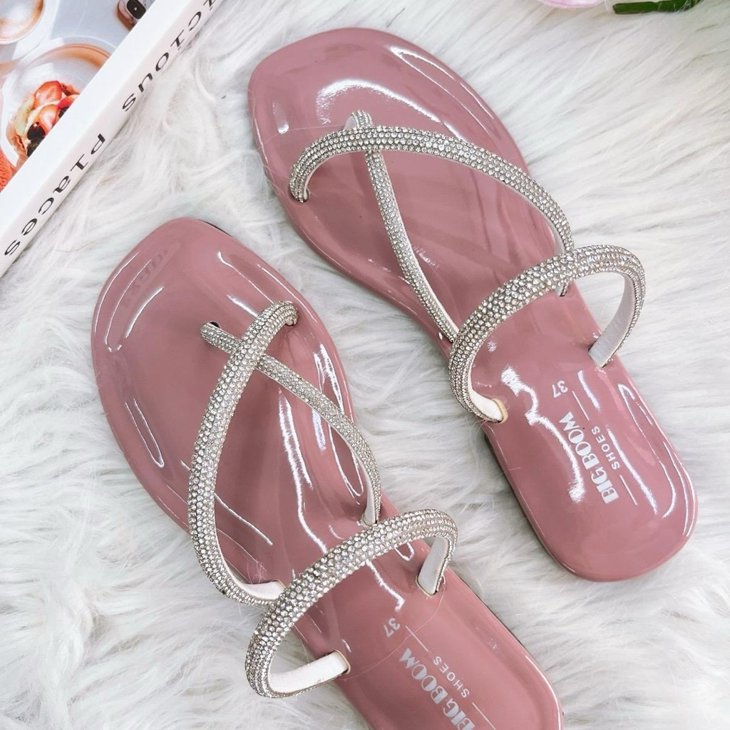 K1รองเท้าแตะคีบเพชรส้นแบน มาใหม่ หนังเงาขับผิว สวยราคาถูก นุ่มใส่สบาย ส่งตรงจากไทย สไตล์วัยรุ่น