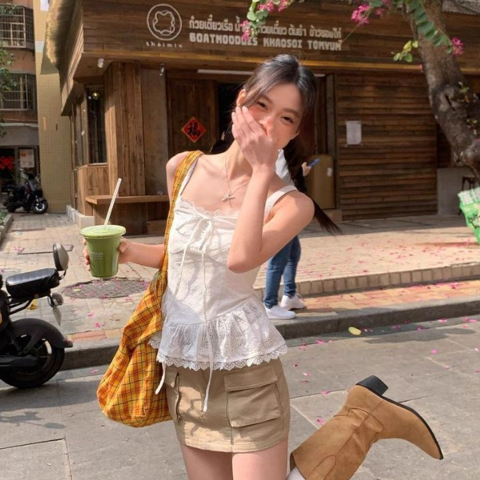 shayne-เสื้อสุภาพสตรี สีทึบ ปลอกคอสแควร์ ขอบลูกไม้ ผูกขึ้น ผีเสื้อ น้องสาว ประเภทรุ่น Slim Fit หวาน อ่อนโยน แฟชั่นฤดูร้อ