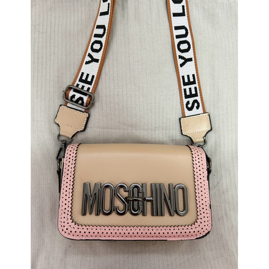 ส่งต่อกระเป๋าสะพายข้าง moschino