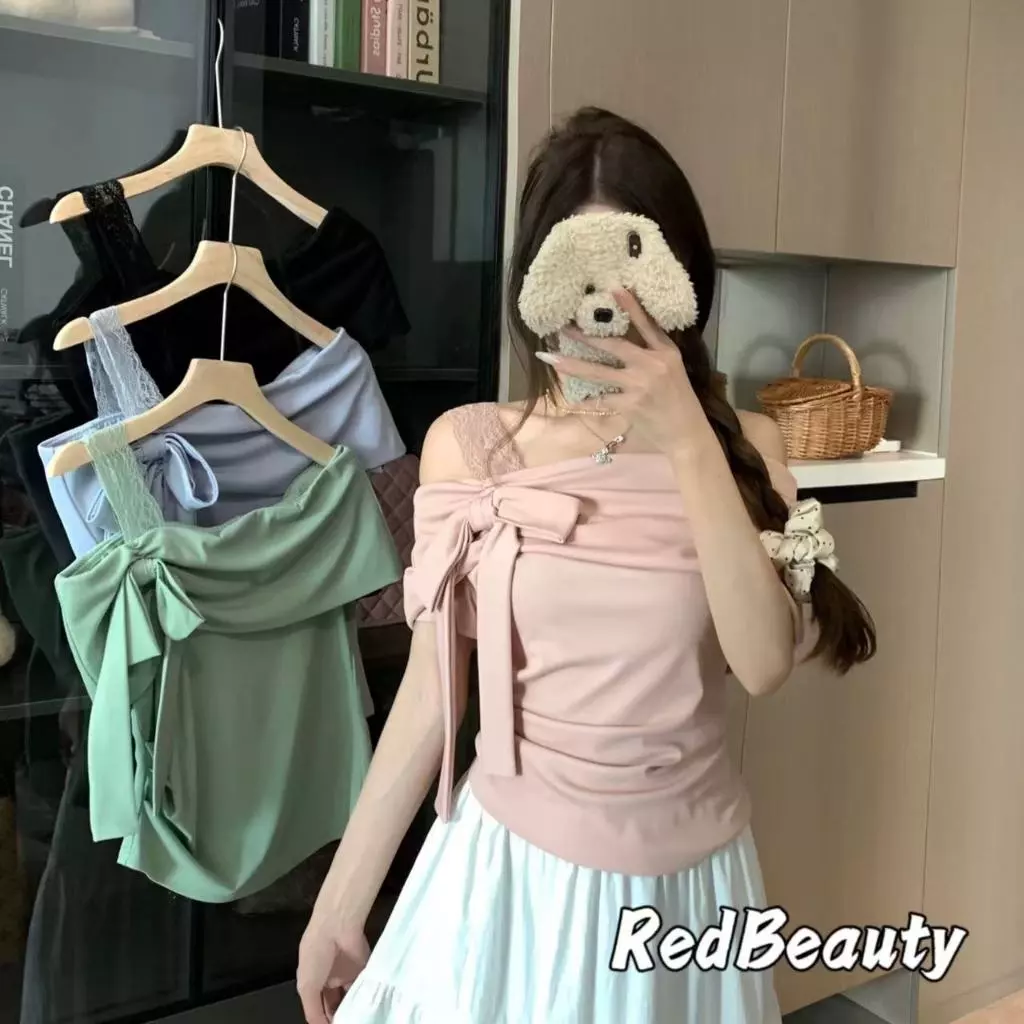 RedBeauty🌺ในสต็อก🌟เสื้อยืดแขนสั้นเปิดไหล่ดีไซน์หวานๆ สำหรับผู้หญิงในช่วงฤดูร้อน เสื้อเปิดไหล่เรียบง่ายสำหรับสาวฮอต