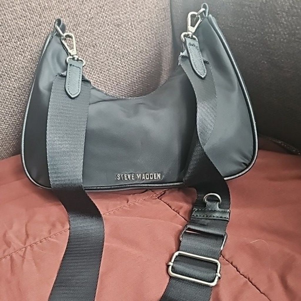 กระเป๋าผ้าไนลอน Steve Madden