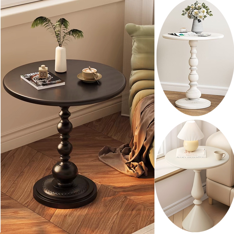 ห้องนั่งเล่นห้องนั่งเล่นย้อนยุคอเมริกันโต๊ะเล็ก ๆ ที่ด้านข้างของห้องนอนโต๊ะทรงกลมสไตล์เรียบง่าย