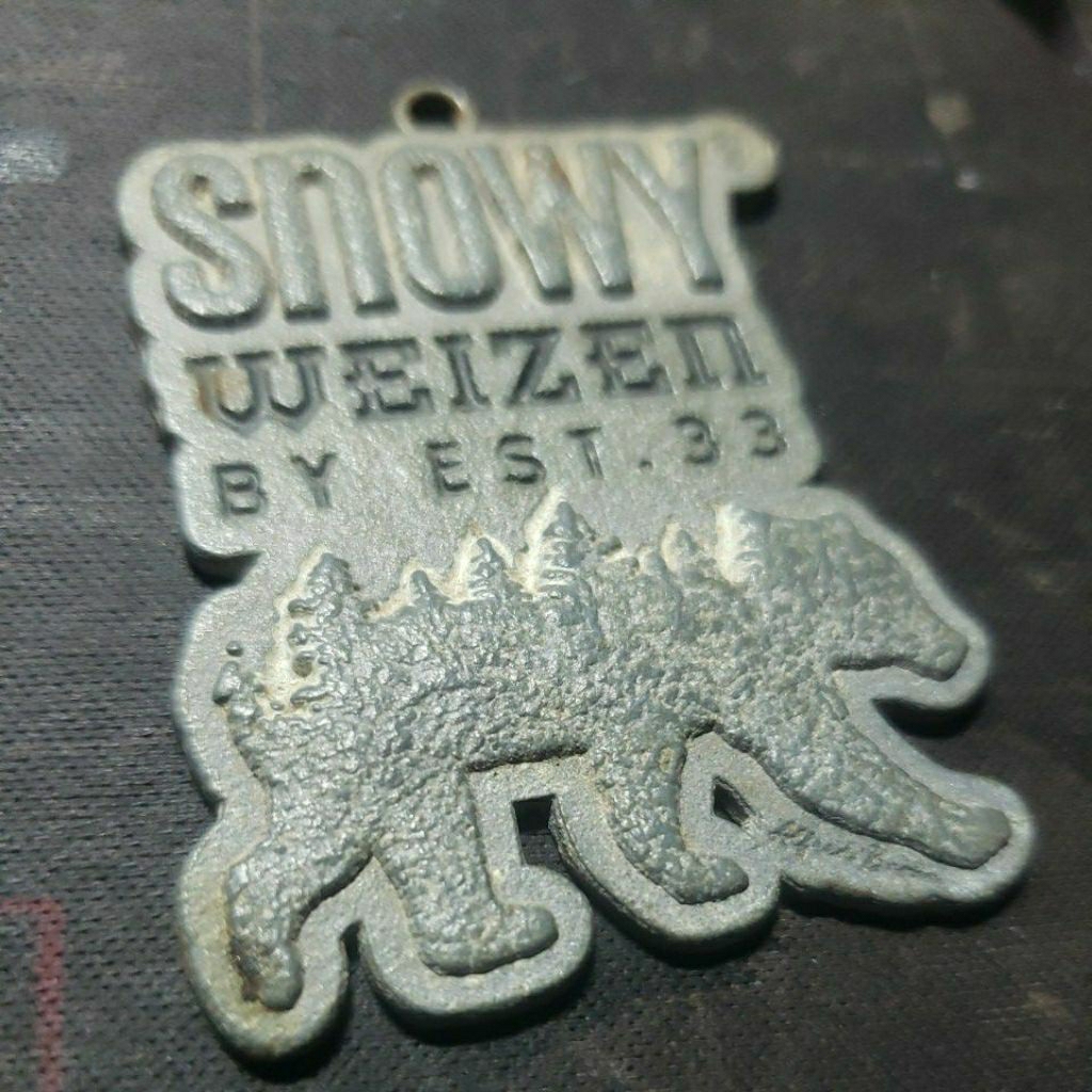 ป้ายโลหะเหล็กหล่อ SNOWY WEIZEN  ขนาด 4.5 * 5.5 cm