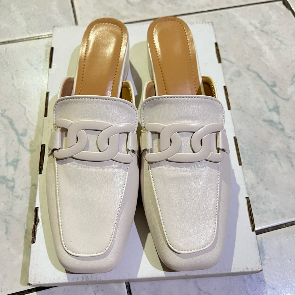 รองเท้า sleepers สีขาวครีม