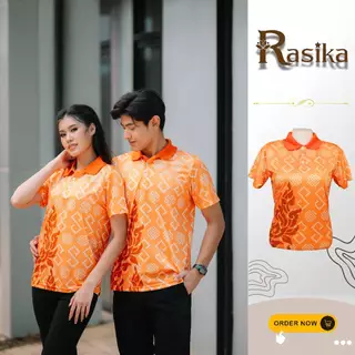 เสื้อโปโลสีส้ม Rasika ลายพระราชทาน โดดเด่นไม่ซ้ำใคร! ผ้าคุณภาพพรีเมียม นุ่มสบาย ไม่ต้องรีด ยับยาก!