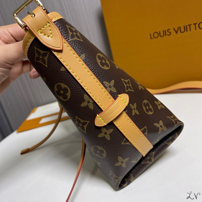 รุ่นใหม่ล่าสุดกระเป๋าถือและสะพายคางขนาด25cm 29cm สินค้างานไฮเอนด์หนังแท้สวยตรงปกพร้อมอุปกรณ์ครบ