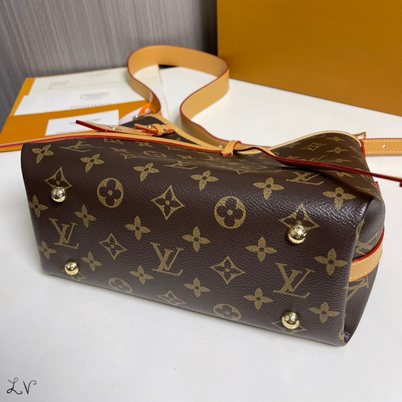 รุ่นใหม่ล่าสุดกระเป๋าถือและสะพายคางขนาด25cm 29cm สินค้างานไฮเอนด์หนังแท้สวยตรงปกพร้อมอุปกรณ์ครบ