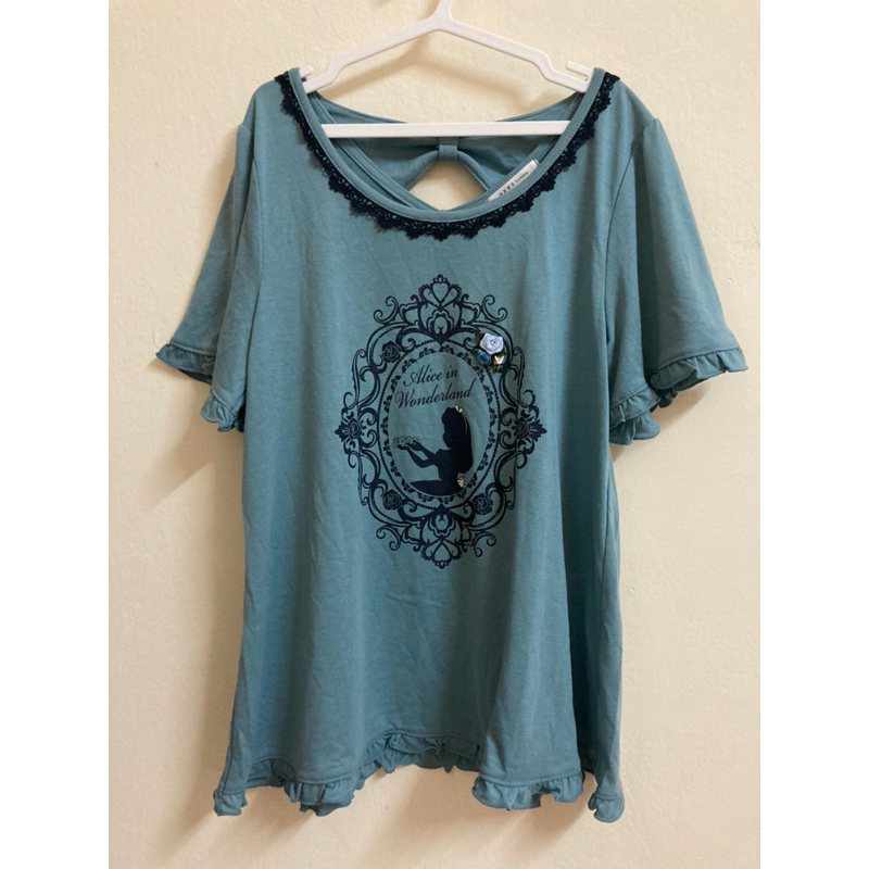 เสื้อ axes femme  ลาย alice in wanderland