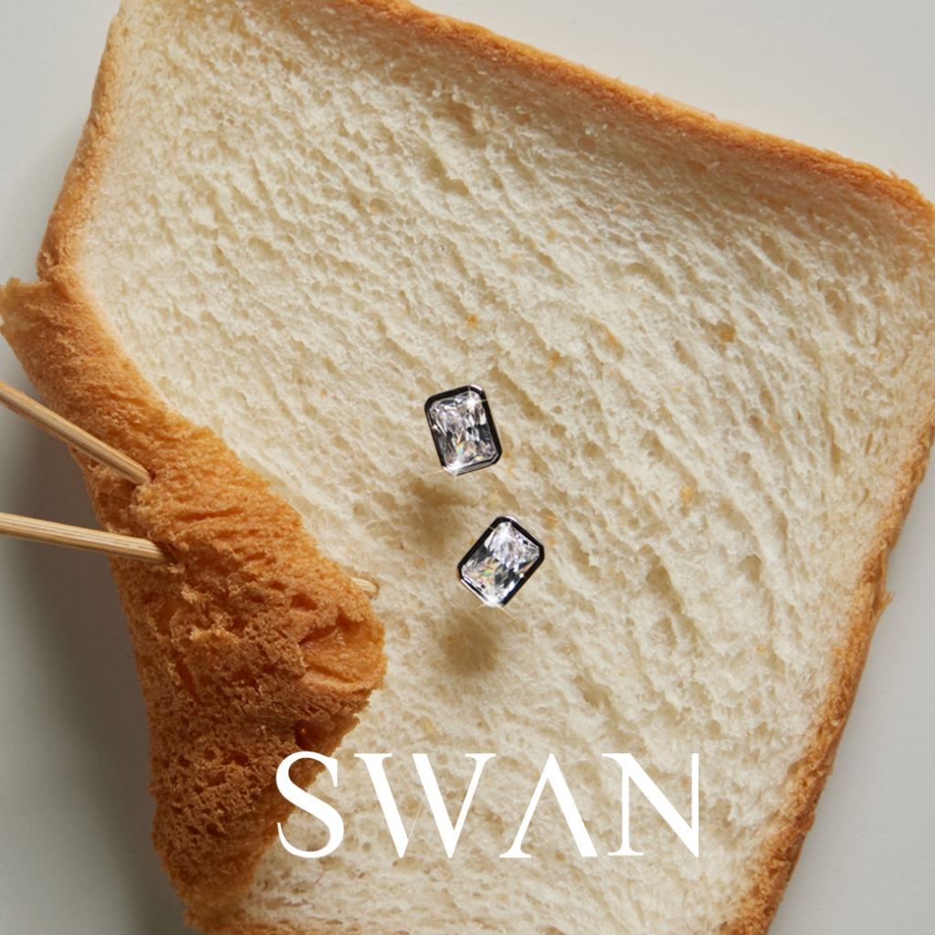 SWAN - Emerald Bezel Earring ต่างหูแป้นเงินแท้ ฝังเพชรคิวบิกเซอร์โคเนีย เรียบหรู