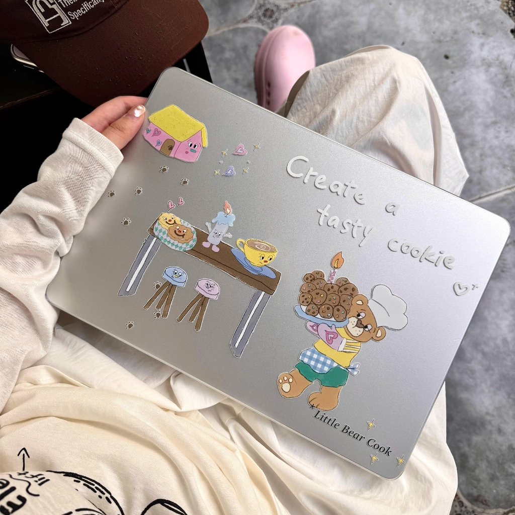 Shesell พร้อมส่ง เคส macbook(ผิวด้าน) Bear Baker M1/M2/M3 Air13/Pro13นิ้ว เคสสำหรับแมคบุ๊คใส