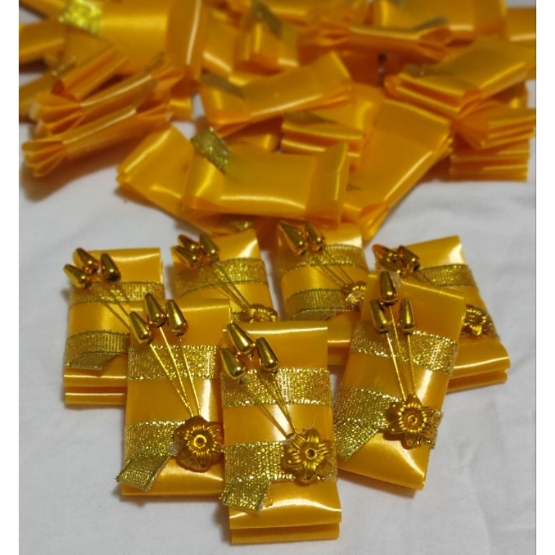 ผ้าไตรเหรียญโปรยทานริบบิ้น (คละสีพร้อมส่ง) 50 ชิ้น/กล่อง