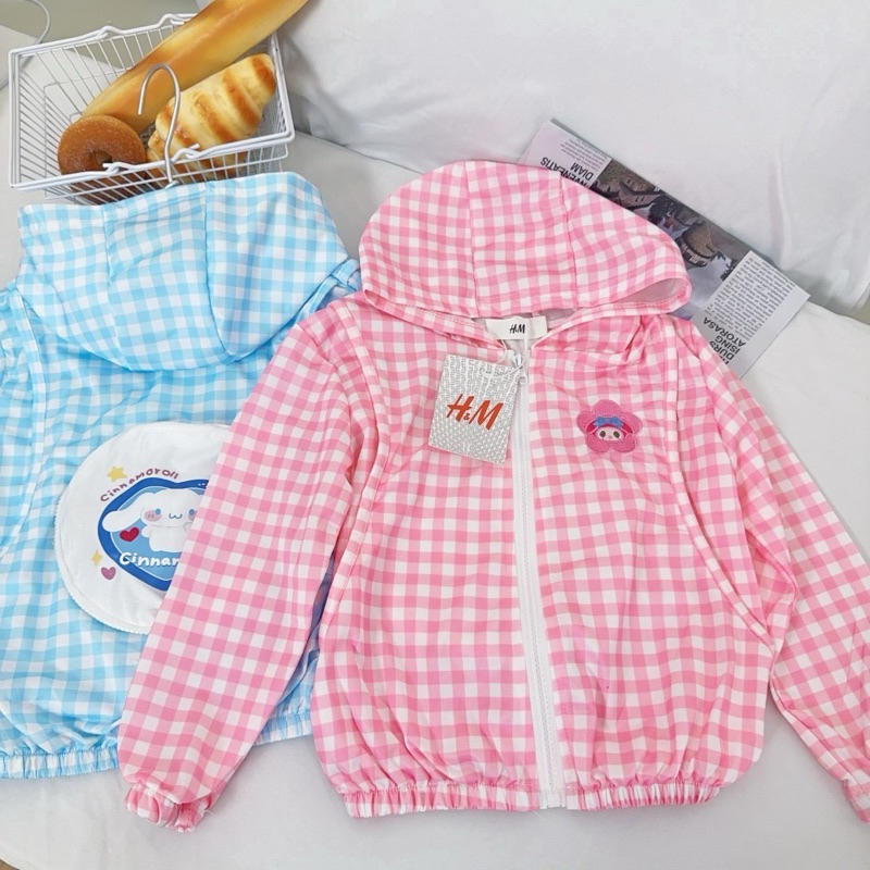 พร้อมส่ง 🍒เสื้อคลุมลายสก๊อตงานปักชินนามอล กระเป๋าหลัง