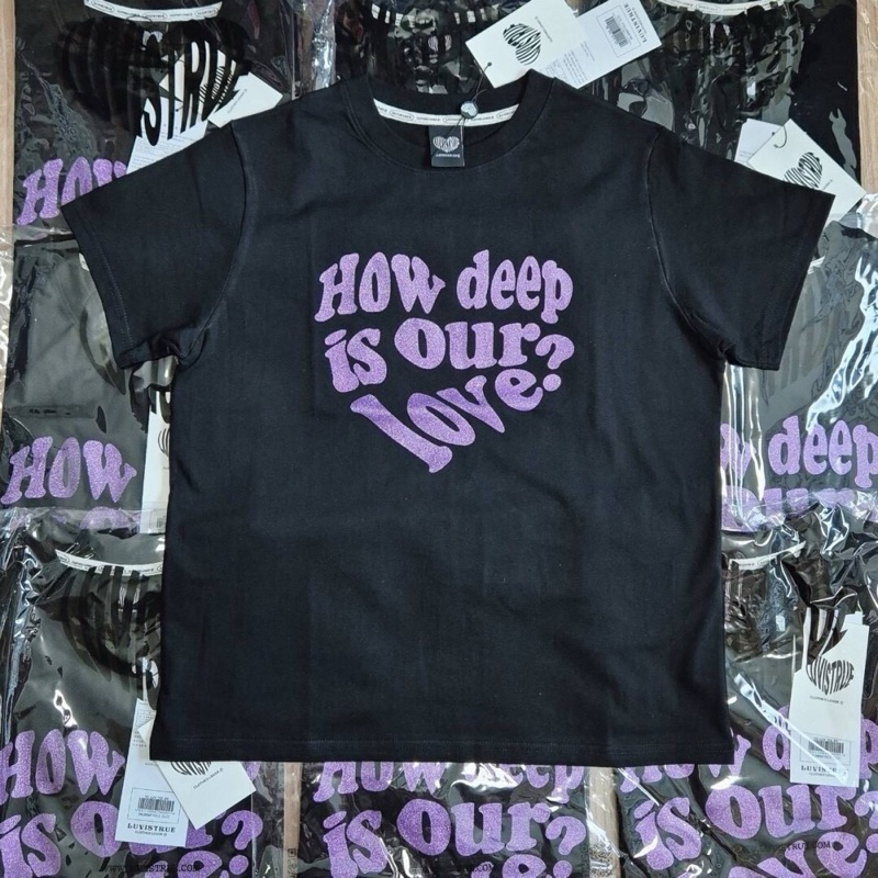 พร้อมส่ง [ใช้โค้ด30%ลด฿1,000] ของแท้ LUV IS TRUE VS LUV TEE(BLACK) เสื้อยืดลายสกรีนกลิตเตอร์ สีดำ-ม่วง
