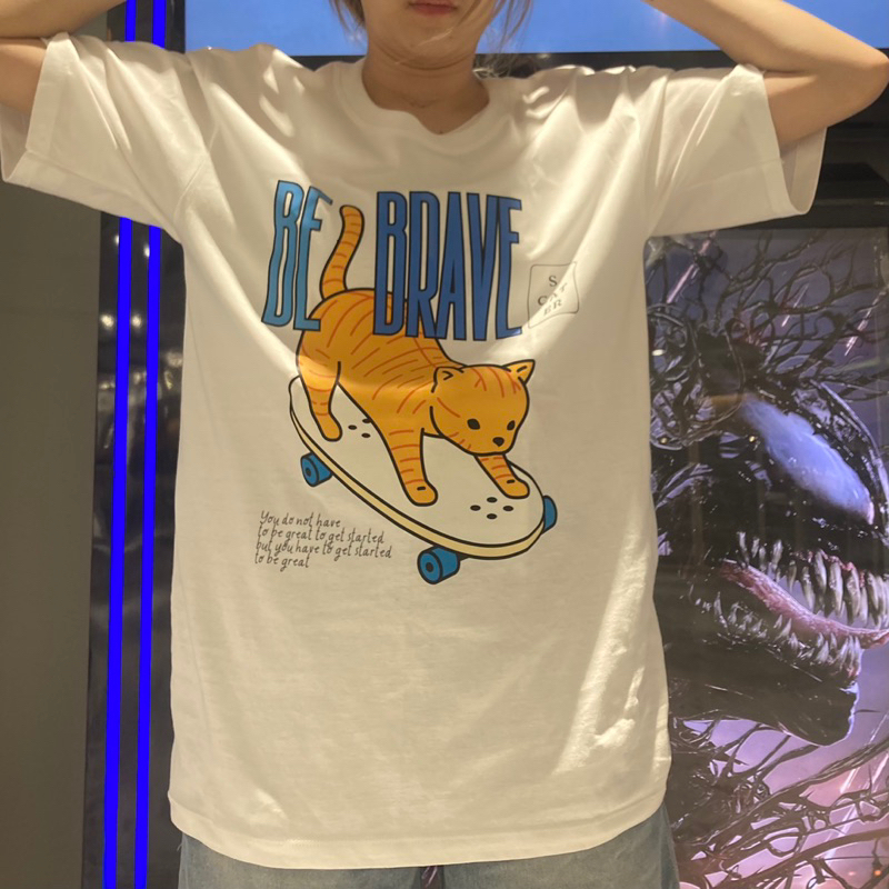 (พร้อมส่ง) เสื้อยืดลายแมวเล่นสเก็ต be brave สีขาว มีหลายไซส์